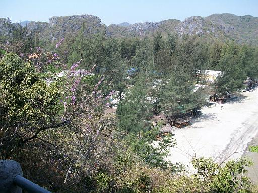 File 13.jpg - Blick vom "Höhenweg" auf den Strand, wo die Boote in die nächste Bucht fahren